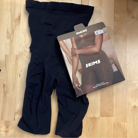 Skims High Waisted Sculpting Shorts - Picture 8 of 8